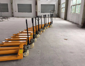 手动搬运车在苹果包装箱运输中起到的省力作用