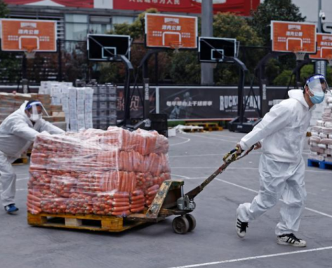 上海疫情物资保障人员使用手动液压搬运车搬运生活物资