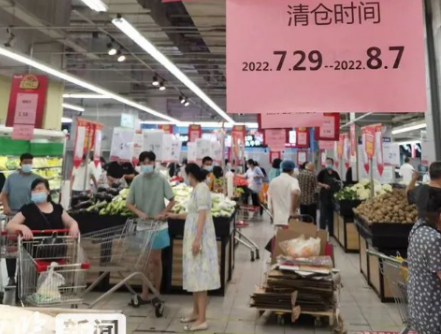 石家庄两大知名连锁超市撤店，店员用液压搬运车搬运货柜