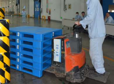 新制剂工厂举办电动托盘搬运车安全操作练赛