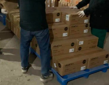 河北胸科医院利用手动液压搬运车搬运医用物品