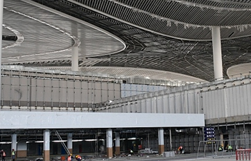 机场航站楼内部施工用剪叉式升降平台车