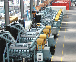 造船厂机械车间工人用手动搬运车搬运发电机
