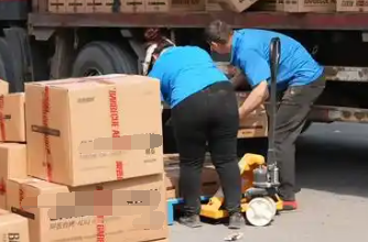 秦皇岛临期食品仓库手动叉车搬运货物